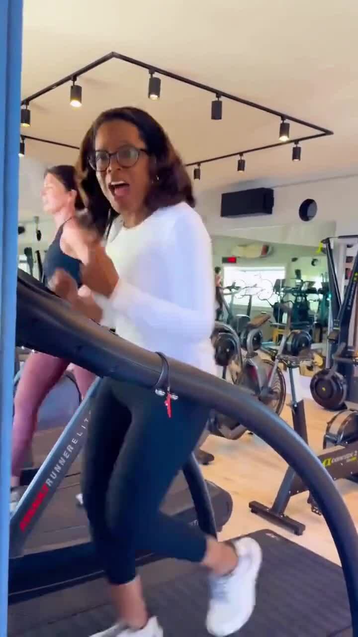 'Bà trùm' Oprah Winfrey tập tạ, leo núi mừng sinh nhật tuổi 72