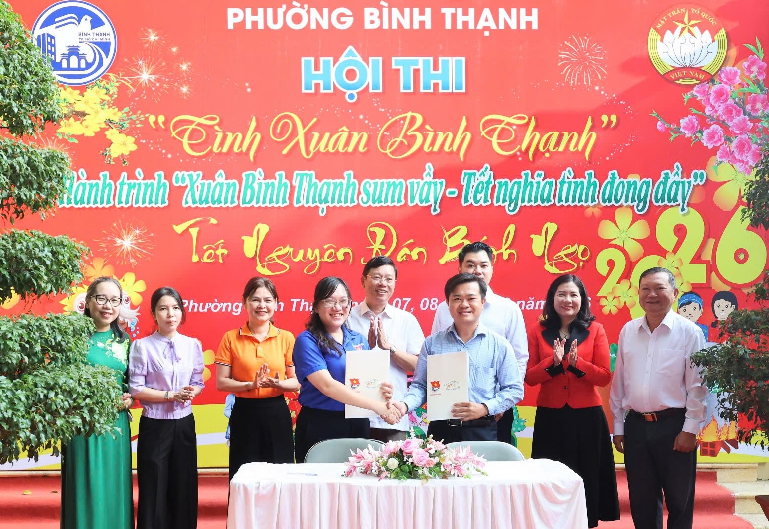 Bí thư phường TPHCM gói bánh chưng cùng người dân - Ảnh 1.