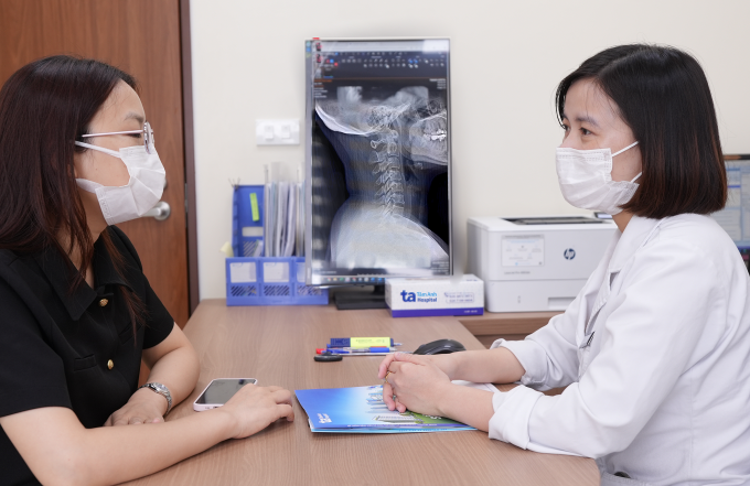Bác sĩ tư vấn cho người bệnh thiếu máu não do thoái hóa đốt sống cổ. Ảnh: Bệnh viện Đa khoa Tâm Anh