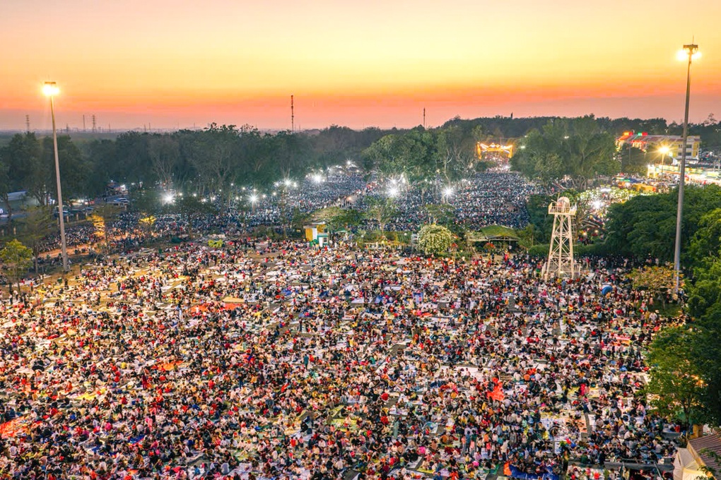 Biển người đổ về núi Bà Đen dịp Tết, Tây Ninh bội thu - 1