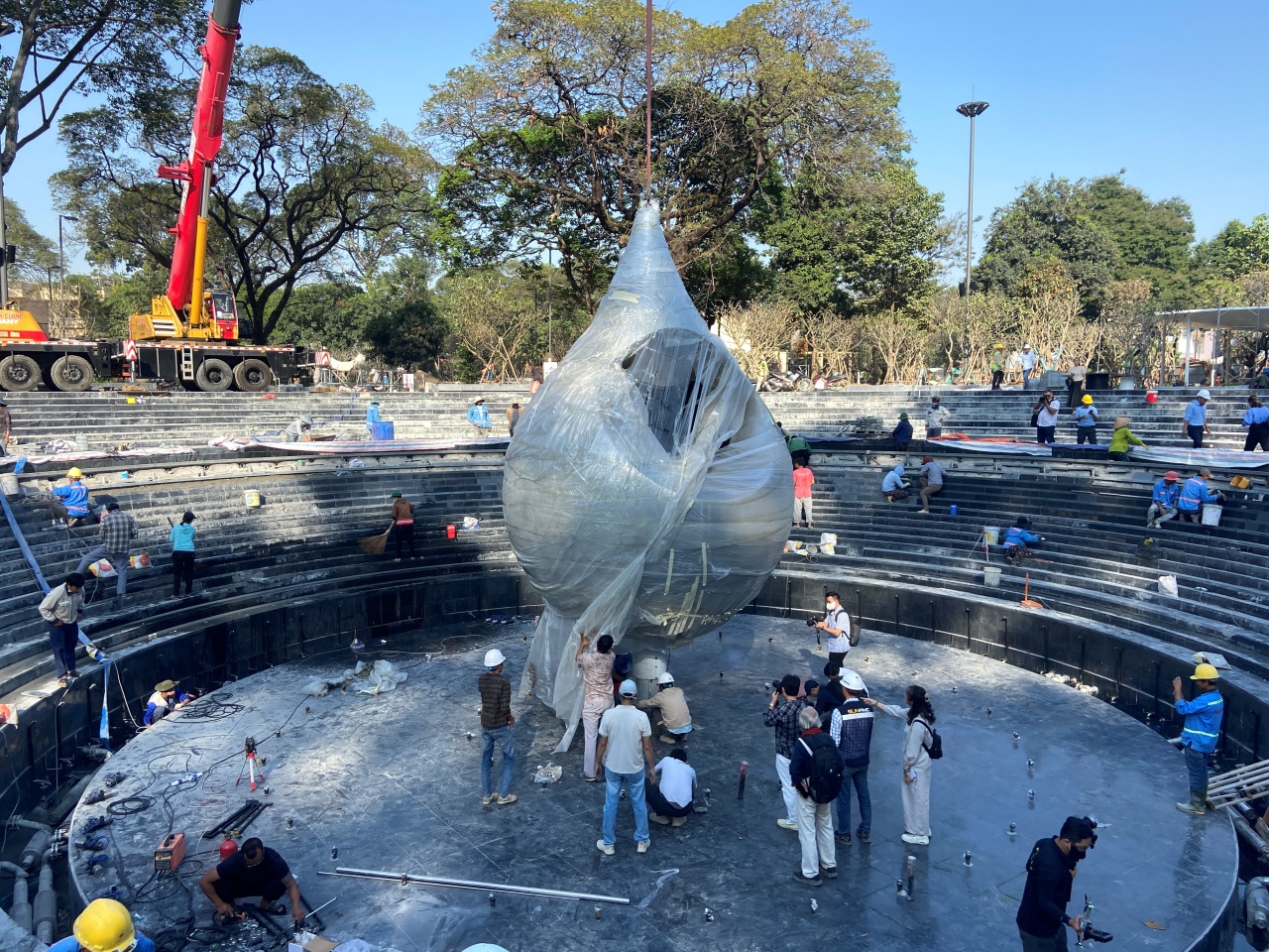 Biểu trưng “giọt nước” cao 6m tưởng niệm nạn nhân COVID-19 ở TP.HCM có gì đặc biệt?- Ảnh 1.