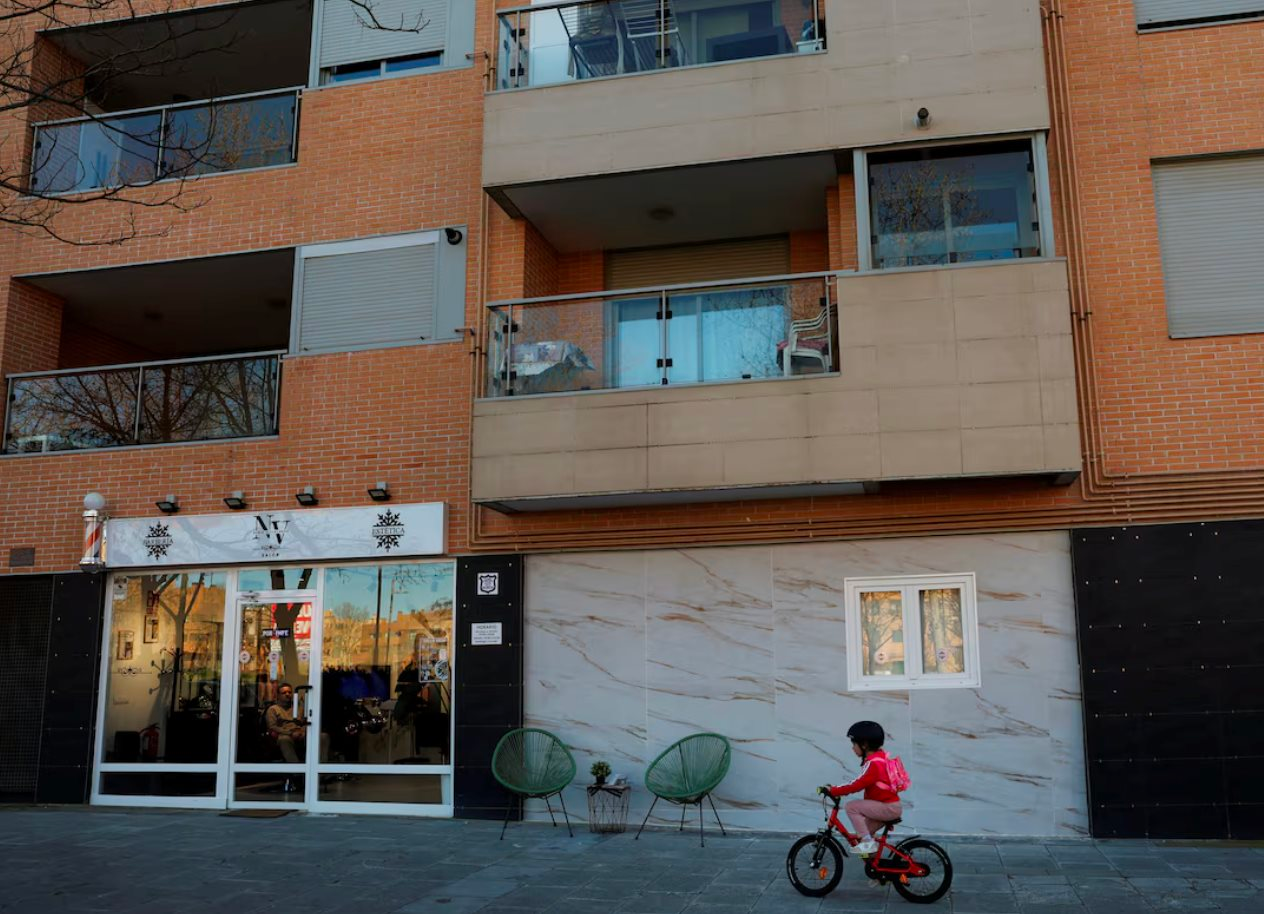 Buồn của người trẻ sống giữa nền kinh tế top đầu thế giới: Bỏ 2,5 tỷ đồng chỉ để mua một phòng ngủ trong nhà- Ảnh 1.