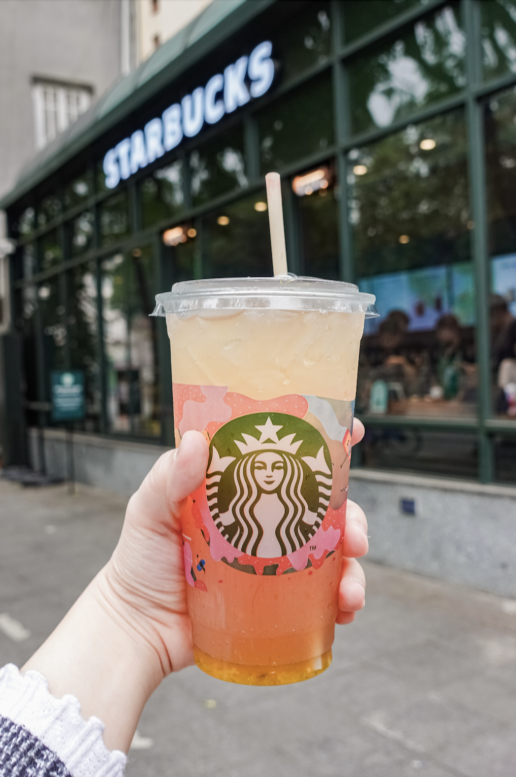 Bỏ 99.000 đồng để uống cốc trà cúc tắc muối của Starbucks, có thật sự 