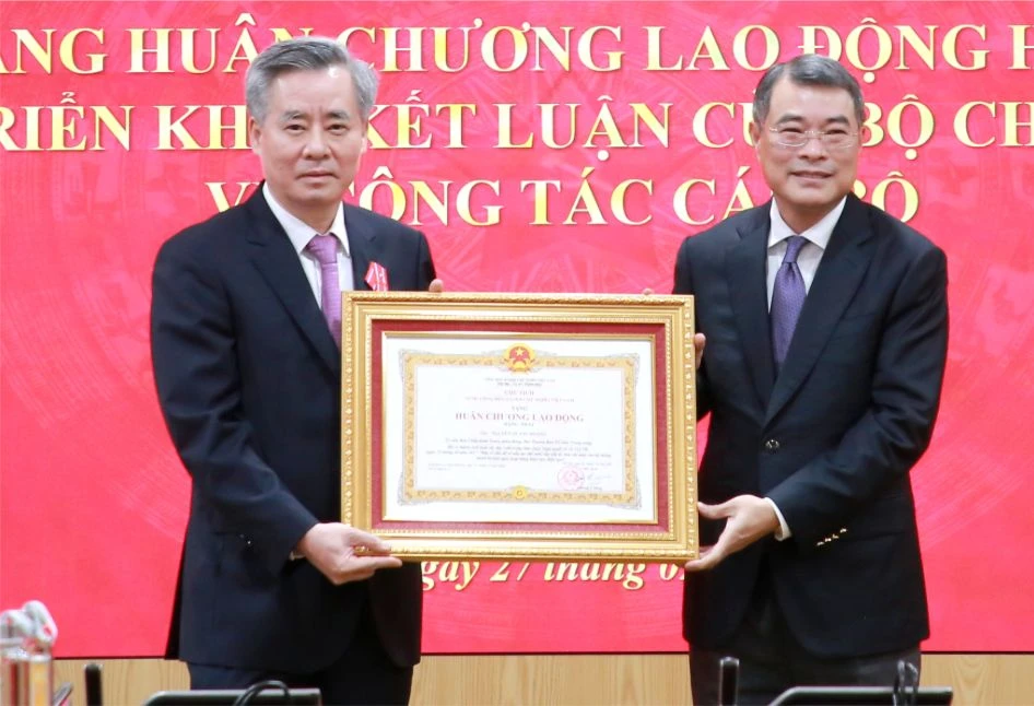 Ủy viên Bộ Chính trị, Trưởng Ban Tổ chức Trung ương Lê Minh Hưng trao Huân chương Lao động hạng Nhất tặng ông Nguyễn Quang Dương. Ảnh: TẠP CHÍ CỘNG SẢN hai-pho-ban-to-chuc-trung-uong-nghi-cong-tac-1.png