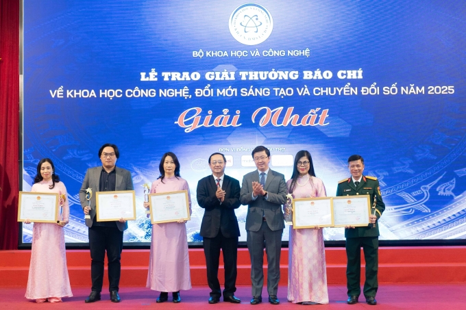 Thứ trưởng Khoa học và Công nghệ Bùi Hoàng Phương và Phó trưởng ban Tuyên giáo và Dân vận Trung ương Huỳnh Thành Đạt trao giải Nhất Giải thưởng báo chí về khoa học, công nghệ, đổi mới sáng tạo và chuyển đổi số năm 2025 cho đại diện 5 tác phẩm/nhóm tác phẩm. Ảnh: Hoàng Giang
