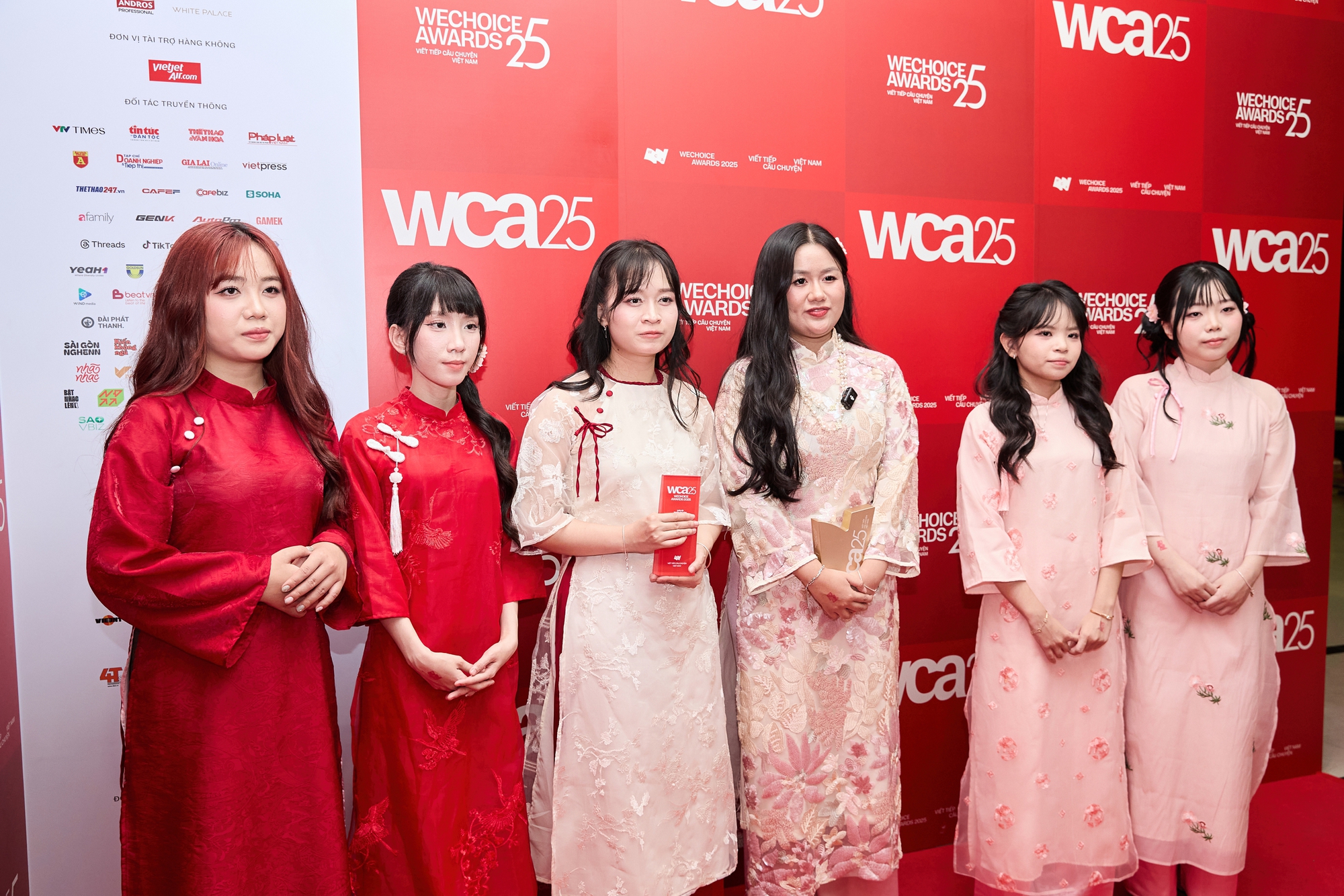 Bỏ áo đấu mặc áo dài, các cô gái vàng Liên Quân Mobile tuyên bố một câu 