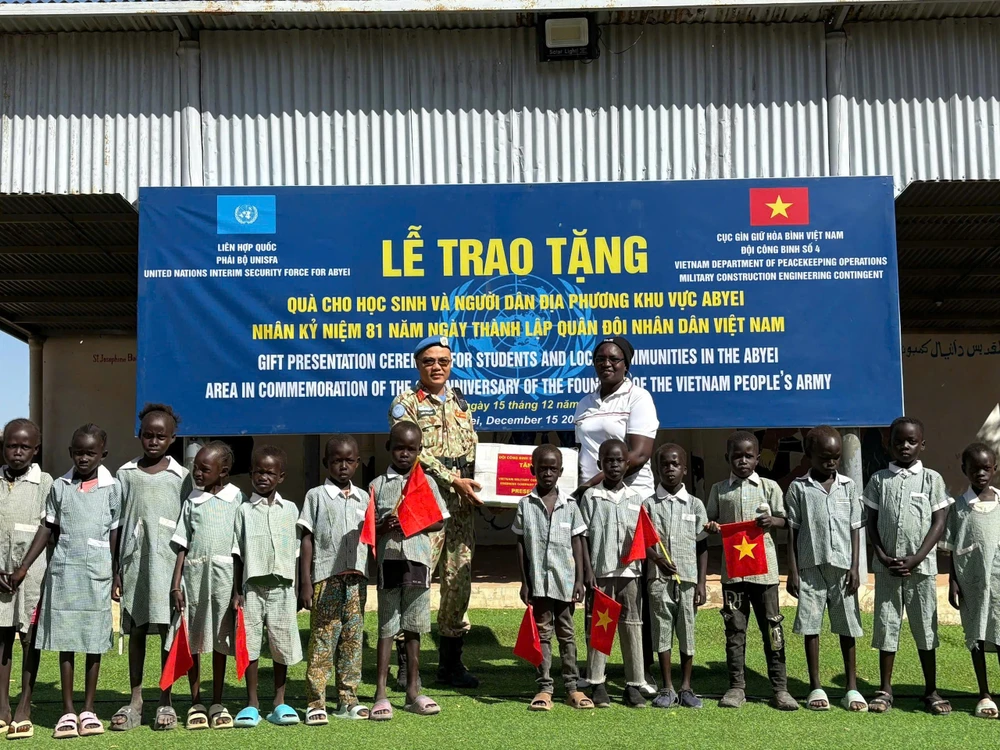 Trung tá Trần Thanh Sơn, Phó Đội trưởng Đội Công binh số 4 trao tặng dụng cụ học tập cho học sinh Abyei. Ảnh: HẢI YẾN Trung tá Trần Thanh Sơn, Phó Đội trưởng Đội Công binh số 4 trao tặng dụng cụ học tập cho học sinh Abyei. Ảnh: HẢI YẾN