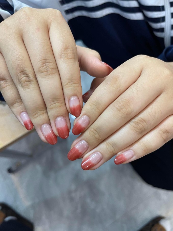 Bộ nails 450 nghìn chơi Tết khiến ai nhìn cũng nản ngang 1 Bộ móng sơn ombre giá 450 nghìn đồng được nhiều chị em nhận xét '45 nghìn vẫn chê'.