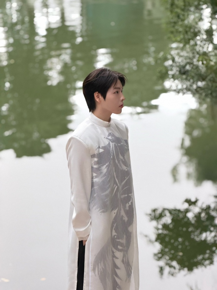 Ca sĩ đón Tết Bính Ngọ cùng gia đình và các đồng nghiệp thân thiết như Hòa Minzy, Erik. Khi dạo chơi, Đức Phúc chọn mặc áo dài để phù hợp khung cảnh mùa xuân.