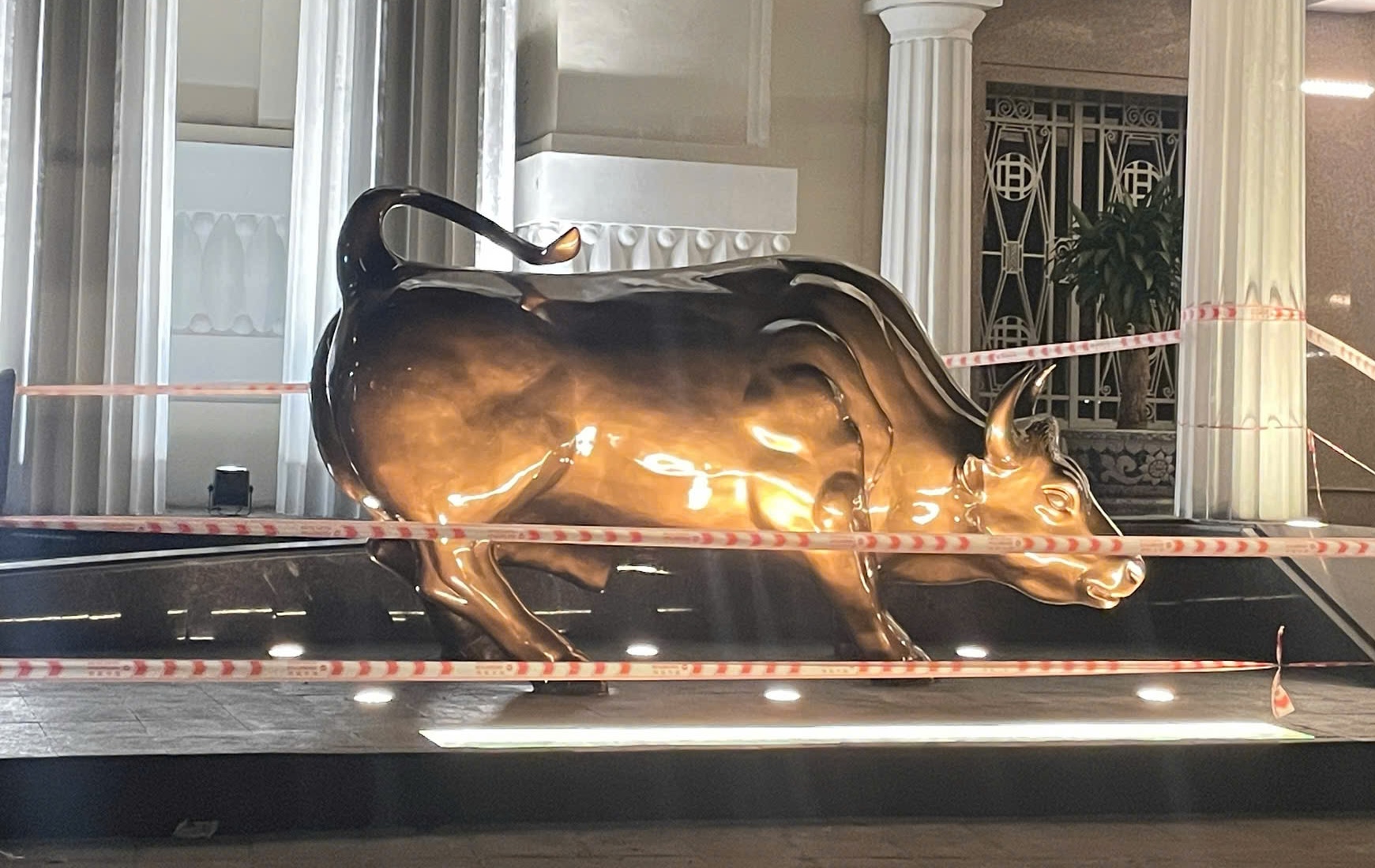 'Bò tấn công' xuất hiện trước HoSE: Biểu tượng mới cho kỳ vọng chứng khoán Việt 1 'Bò tấn công' xuất hiện trước HoSE: Biểu tượng mới cho kỳ vọng chứng khoán Việt - Ảnh 1.