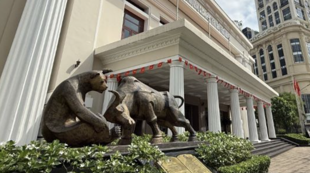 'Bò tấn công' xuất hiện trước HoSE: Biểu tượng mới cho kỳ vọng chứng khoán Việt 2 'Bò tấn công' xuất hiện trước HoSE: Biểu tượng mới cho kỳ vọng chứng khoán Việt - Ảnh 2.