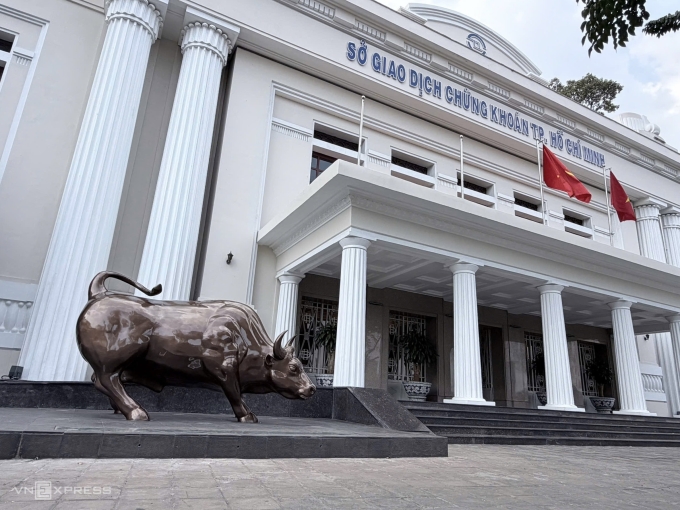 Trụ sở HoSE với biểu tượng linh vật mới - bò tót, tháng 2/2026. Ảnh: Tất Đạt