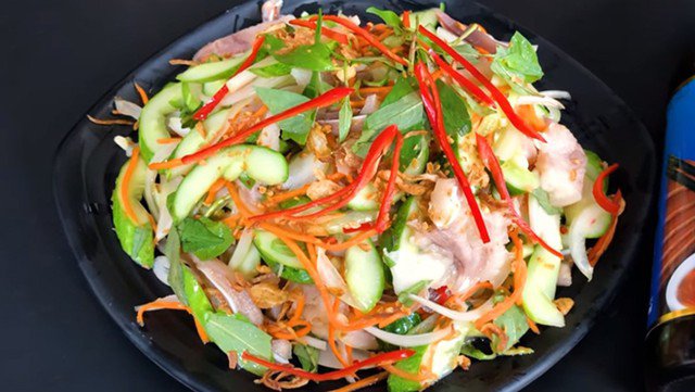 Vị chua ngọt này chính là yếu tố giúp gỏi trộn là món giải ngán cho bữa ăn ngày Tết nhiều thịt và dầu mỡ.