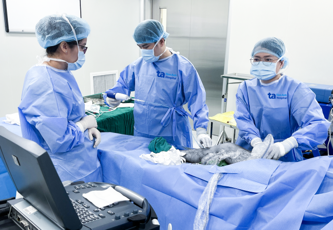 Bác sĩ bơm keo sinh học chữa suy giãn tĩnh mạch cho người bệnh. Ảnh: Bệnh viện Đa khoa Tâm Anh