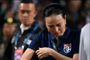 Madam Pang nhìn sang U-23 Việt Nam rồi xin lỗi fans Thái