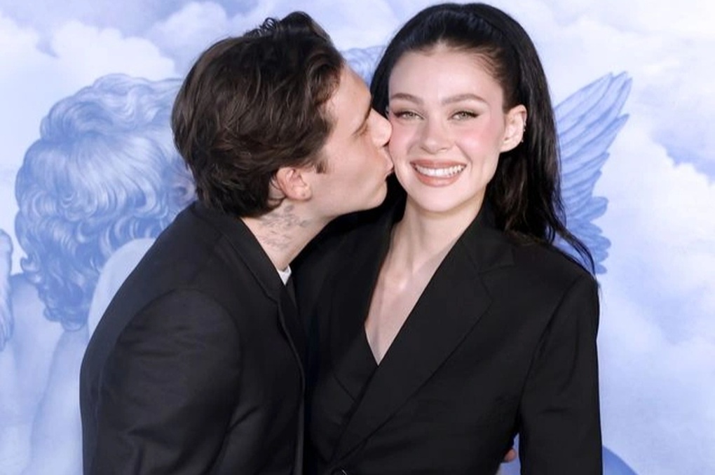 Brooklyn Beckham đáp trả mạnh mẽ lời chỉ trích “mù quáng trong tình yêu” - 1