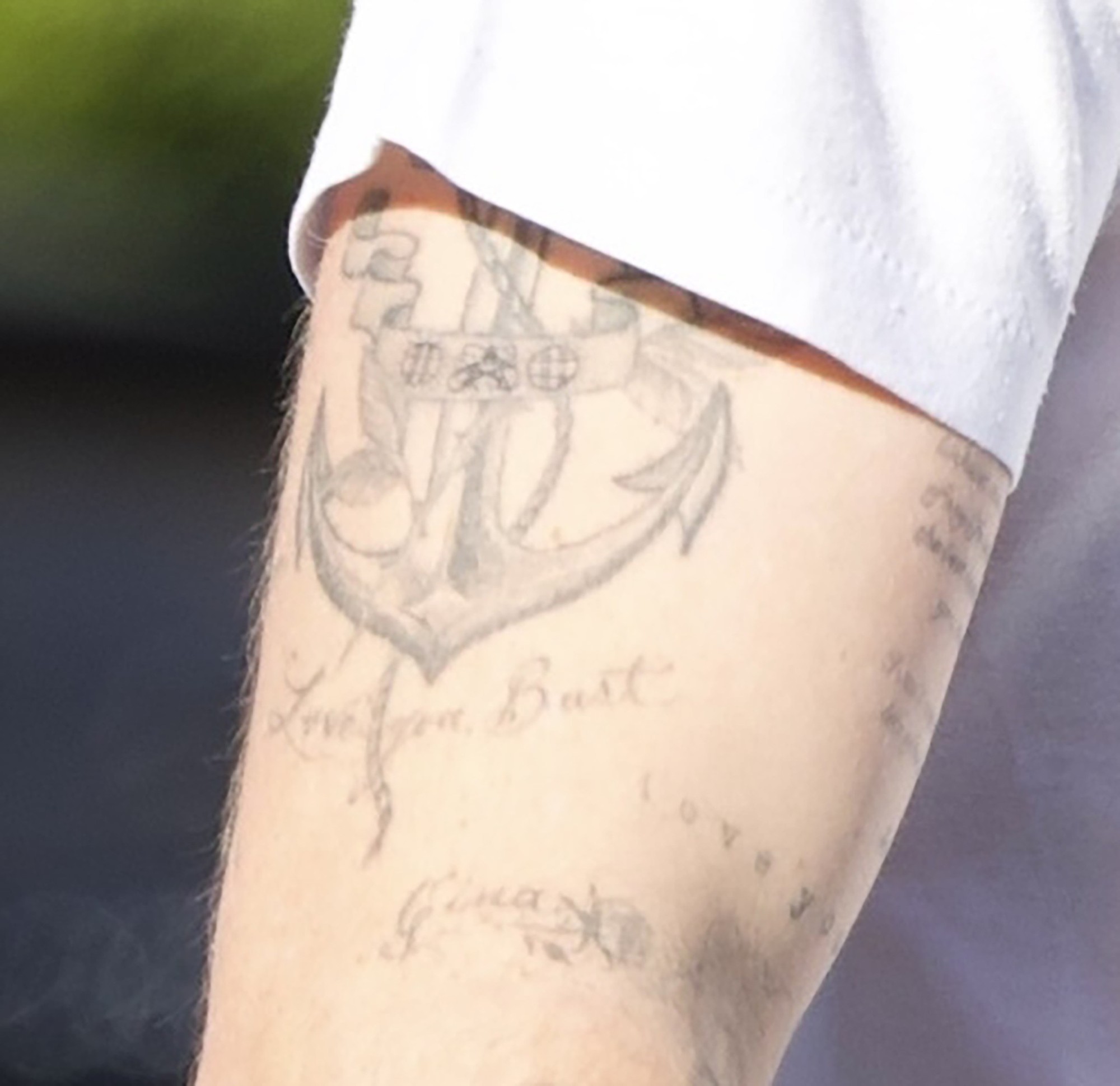 Brooklyn ấu trĩ hết sức: Đã xoá hình xăm tri ân bố - David Beckham, còn cố tình khoe ra như trêu ngươi- Ảnh 1.