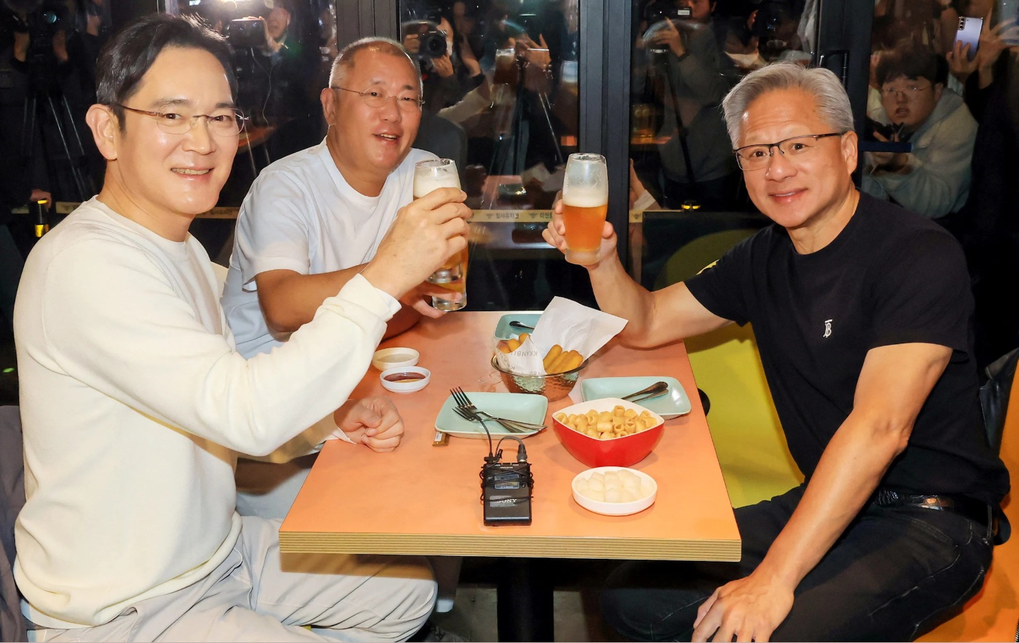 Bữa gà rán tỷ USD của ông Jensen Huang: Bữa ăn bình dân giúp NVIDIA đi đầu trong bão chíp nhớ như thế nào- Ảnh 1.