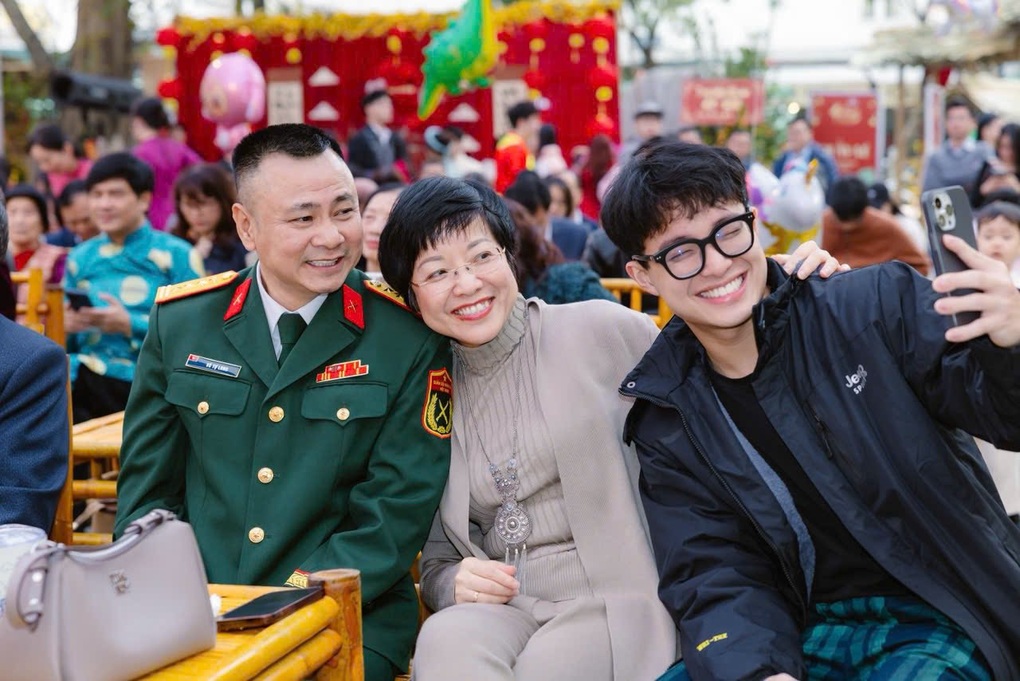 Bức ảnh mẹ con MC Thảo Vân chụp cùng NSND Tự Long gây chú ý - 1