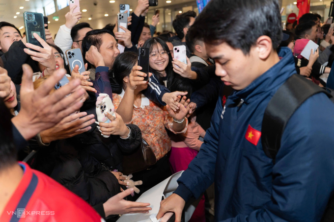 Người hâm mộ chào đón Nguyễn Đình Bắc (phải) cùng đội tuyển Quốc gia  sau khi giành HC đồng U23 châu Á 2026, ở sân bay Nội Bài vào ngày 24/1/2026. Ảnh: Hoàng Giang