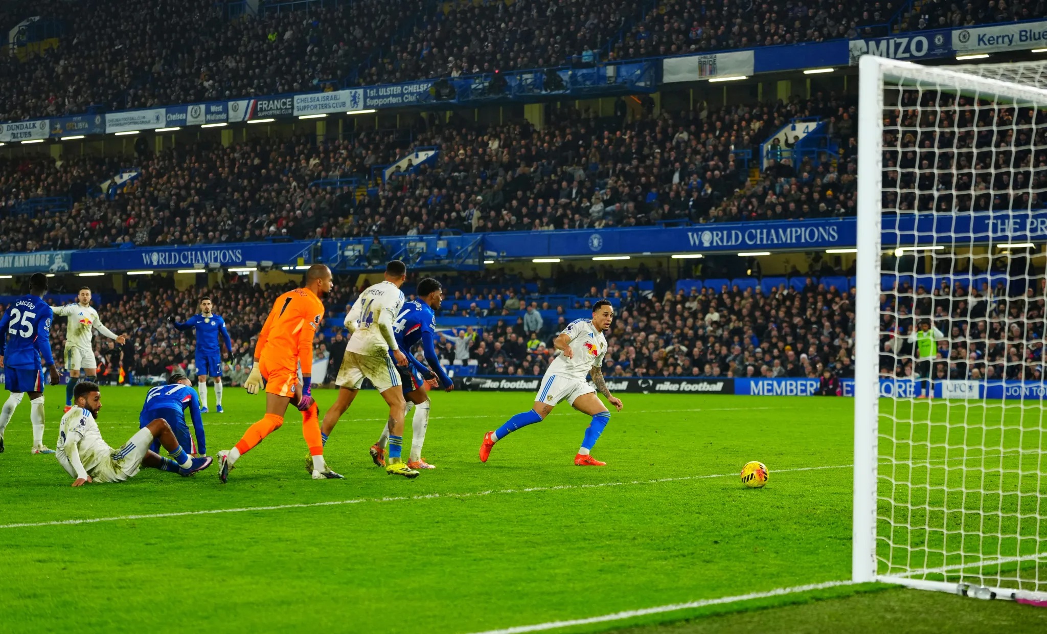 CĐV Chelsea phẫn nộ vì “bàn thua kỳ lạ nhất mùa giải” - Ảnh 1.