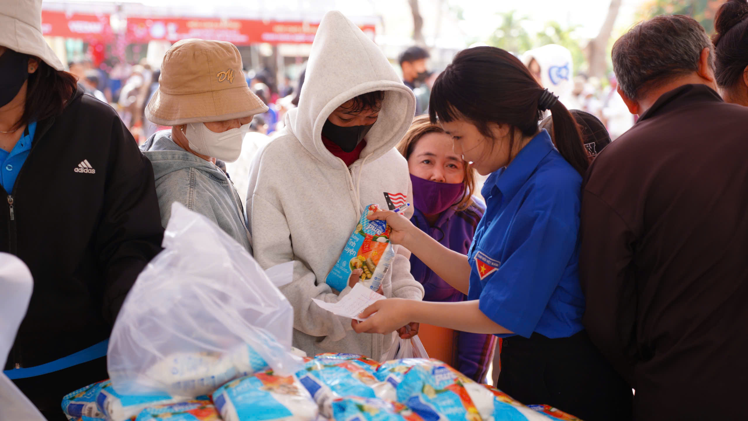 CSGT Đồng Nai 'sưởi ấm biên cương' tại xã Lộc Thạnh- Ảnh 4.