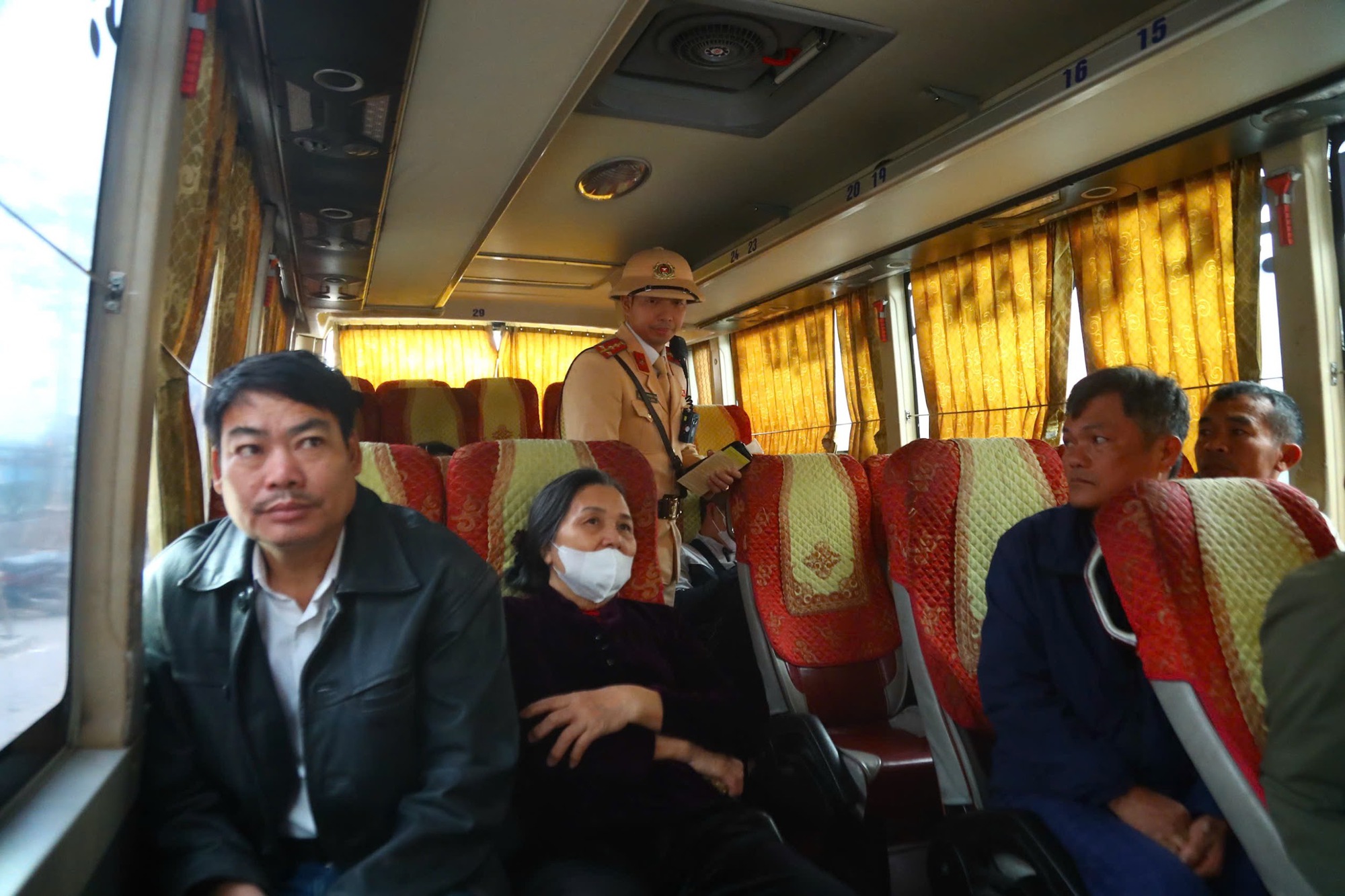 CSGT Hà Nội hóa trang thành hành khách, tham gia các group MXH để kịp thời xử lý xe ghép, ô tô chở quá người- Ảnh 1.