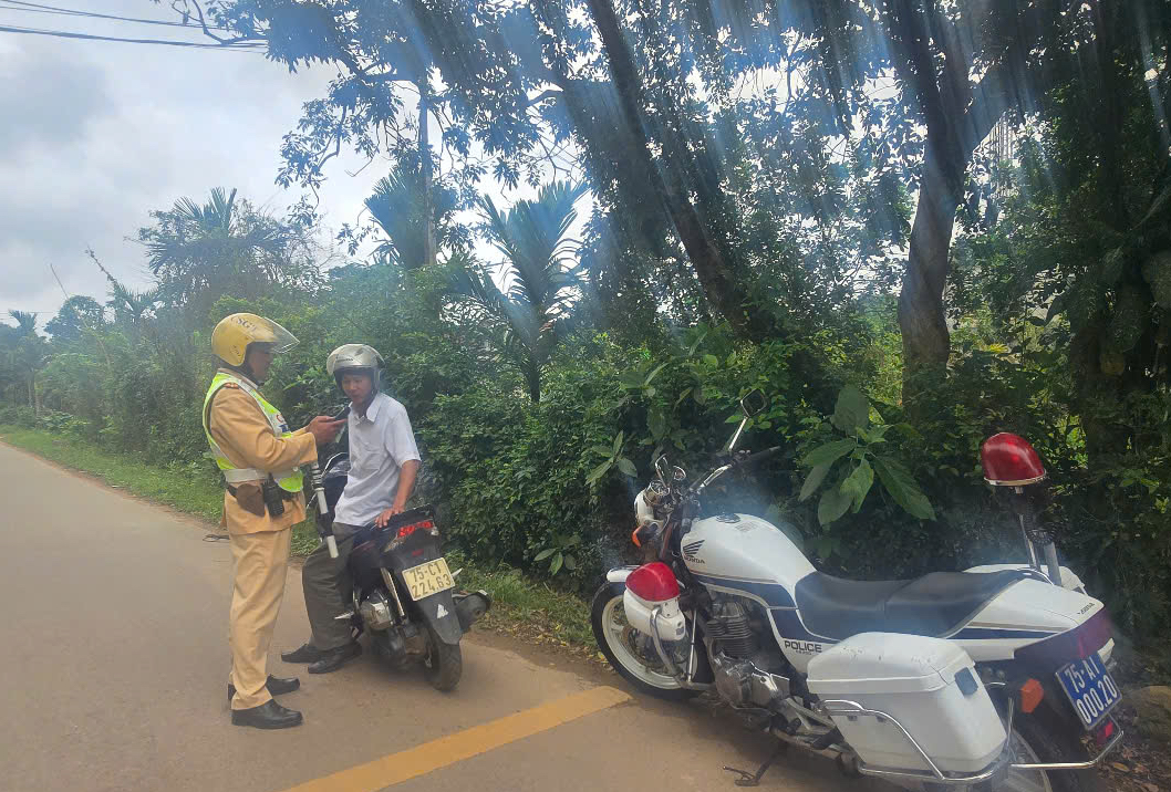 CSGT Huế tăng cường xử lý vi phạm nồng độ cồn trên đường liên thôn 2026 - Ảnh 1. CSGT Huế tăng cường xử lý vi phạm nồng độ cồn trên đường liên thôn 2026 - Ảnh 1.