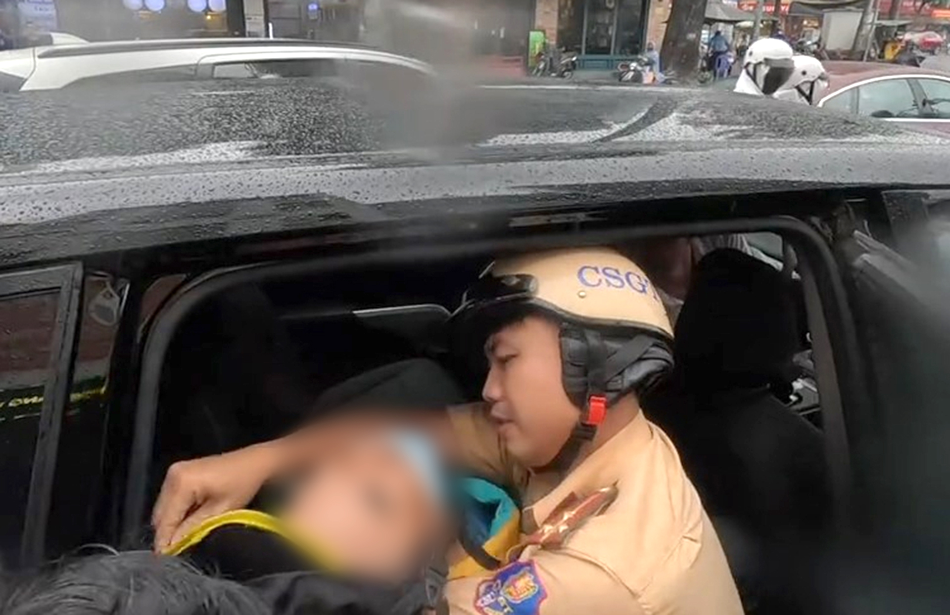 CSGT TP.HCM 'đội mưa' dẫn đường đưa tài xế xe ôm công nghệ bị đột quỵ đi cấp cứu 1 CSGT TP.HCM 'đội mưa' dẫn đường đưa tài xế xe ôm công nghệ bị đột quỵ đi cấp cứu - Ảnh 1.
