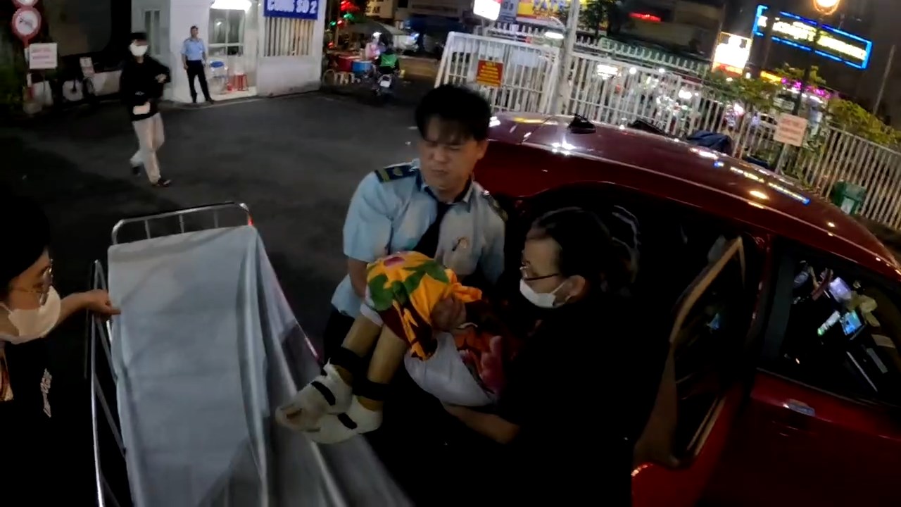 CSGT TP.HCM 'đội mưa' dẫn đường đưa tài xế xe ôm công nghệ bị đột quỵ đi cấp cứu 3 cảnh sát giao thông - Ảnh 4.