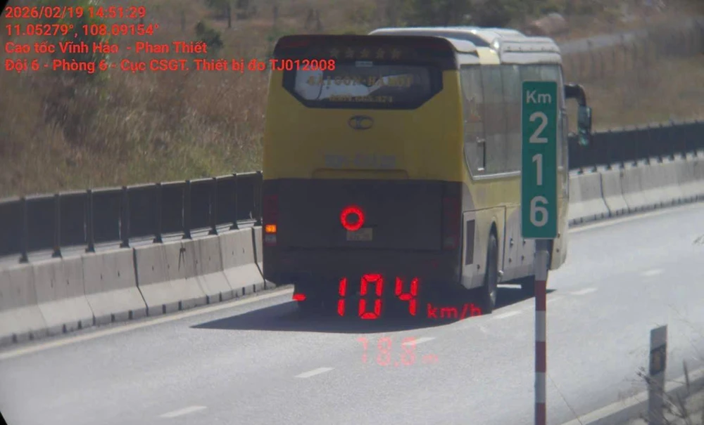Ôtô chạy quá tốc độ bị CSGT ghi hình. cao tốc
