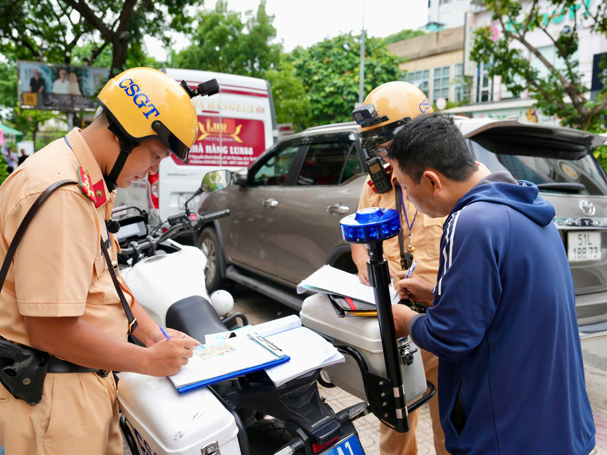 Người vi phạm bỏ xe rời đi: CSGT có đủ điều kiện niêm phong phương tiện? - Ảnh 2.