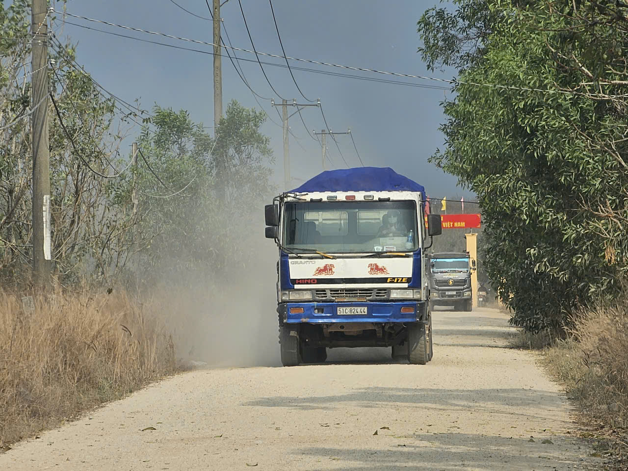 CSGT mật phục bắt xe ben chở đất 