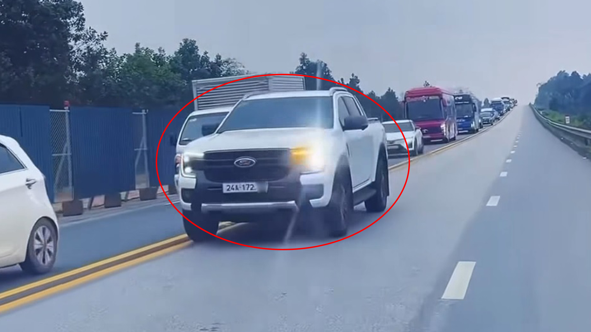 CSGT xử phạt tài xế lái xe bán tải 'cướp làn', vượt ẩu trên cao tốc 1 CSGT xử phạt tài xế lái xe bán tải ‘cướp làn’, vượt ẩu trên cao tốc - Ảnh 1.