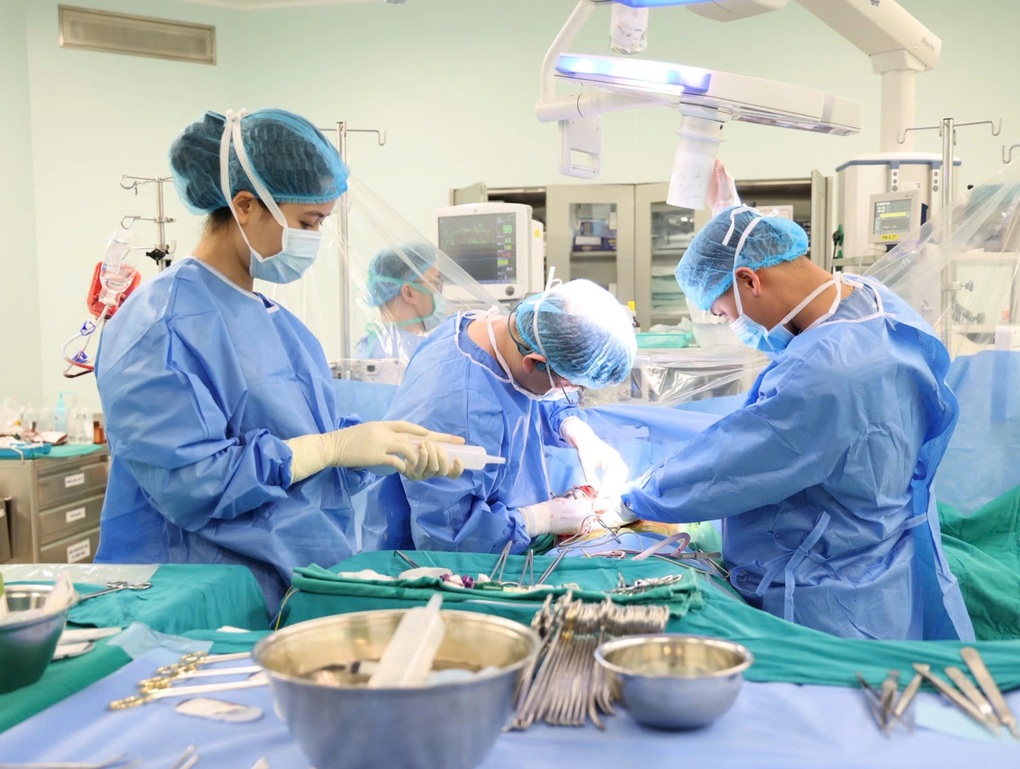 Ca ghép gan ngày 27 Tết cứu nữ bệnh nhân thoát cửa tử - 1