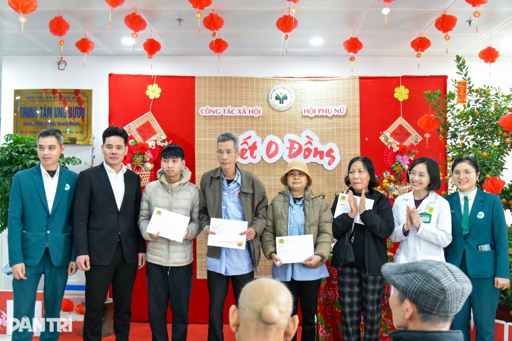Cả gia đình bám viện chăm người bệnh, mong về nhà đón Tết - 1