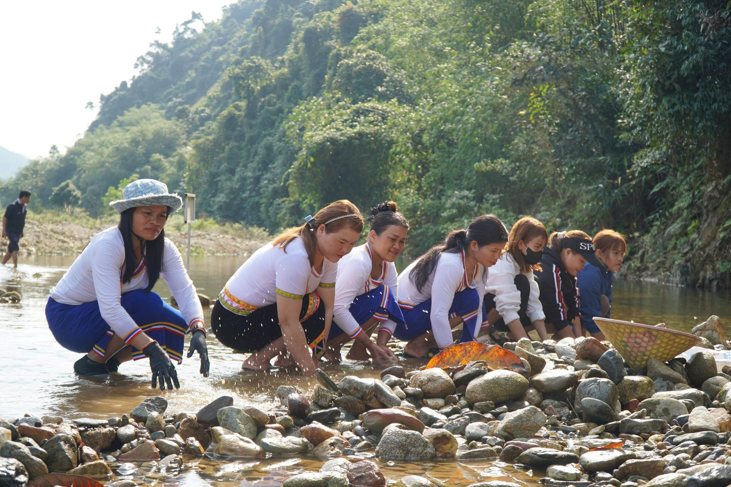 Lạ kỳ tục ‘đắp chăn ngày mùng 7 tết’: Cả làng xuống suối đón lộc đầu năm- Ảnh 1.
