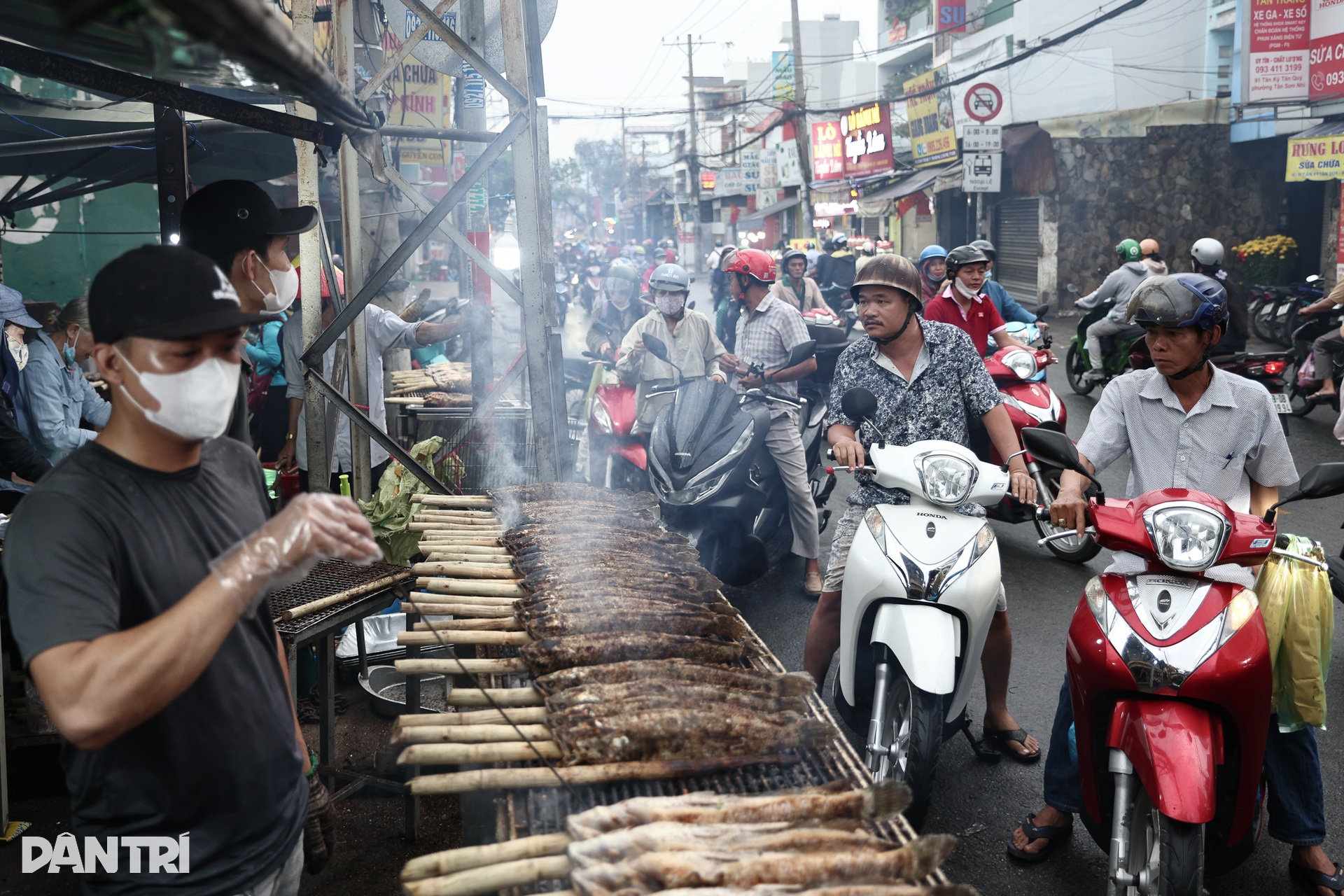 Cá lóc nướng “cháy hàng” ngày vía Thần Tài, giá các loại đồ cúng tăng nhẹ - 1 Cá lóc nướng “cháy hàng” ngày vía Thần Tài, giá các loại đồ cúng tăng nhẹ - 1