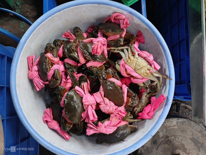 550.000 đồng một kg cua thịt tại chợ Xóm Mới, phường An Hội Đông. Ảnh: Thi Hà