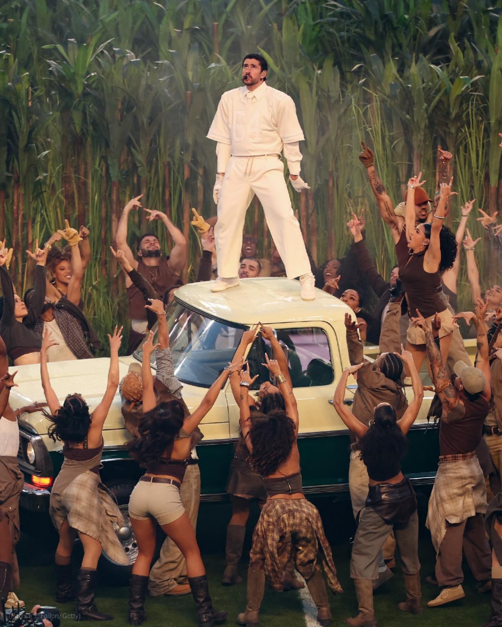 Sân khấu Super Bowl bị Tổng thống Trump chê “tệ nhất lịch sử”: Cả núi tiền dàn dựng, khiến cả triệu người tự hào- Ảnh 5.