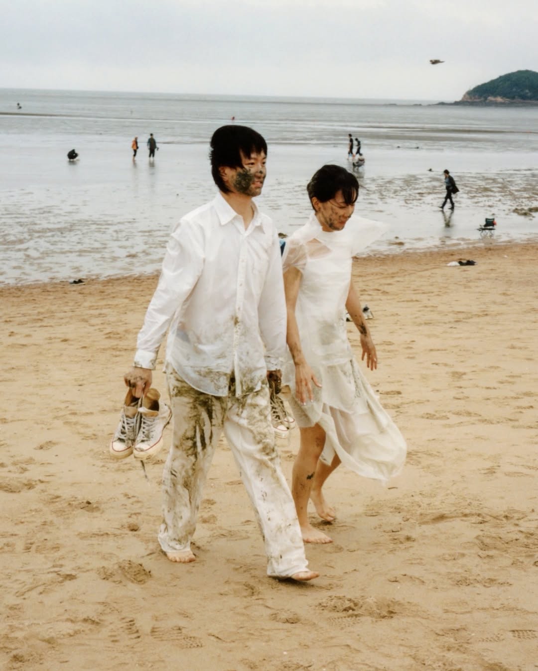 Hot nhất ngày: Ca sĩ 9X kết hôn tung ảnh cưới lạ đời mặt lấm lem bùn, sao nam số 1 showbiz vội chúc mừng- Ảnh 1.