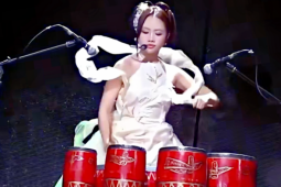 Phương Mỹ Chi đánh trống diễn hit 'Buôn trăng'