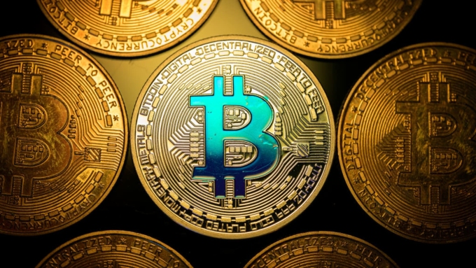 Các đồng xu biểu trưng của Bitcoin. Ảnh: CNBC