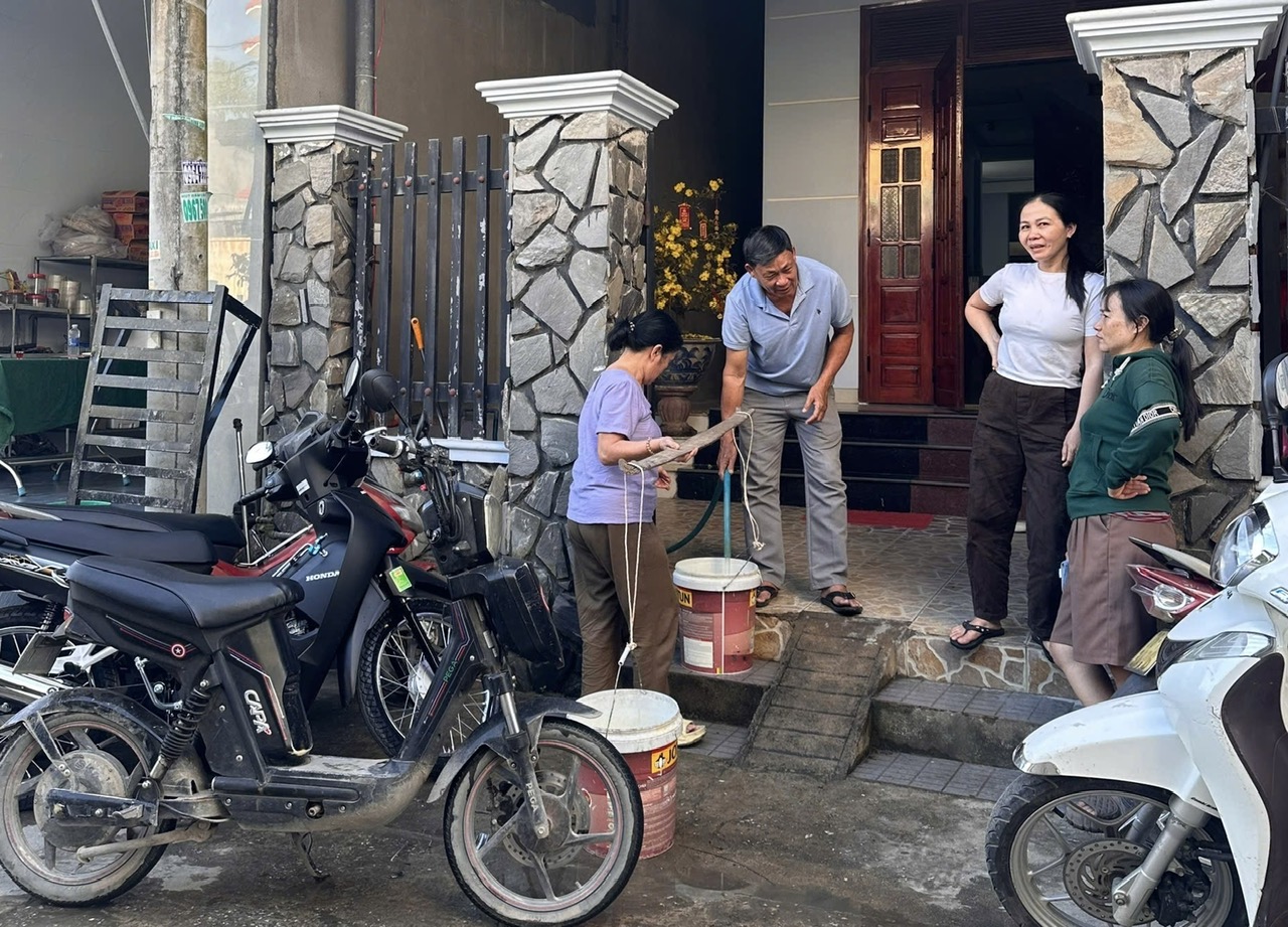 Cả xóm ở Quảng Ngãi 'đi hội' xin nước sạch ngày 29 tết, một điều rất lạ- Ảnh 1.