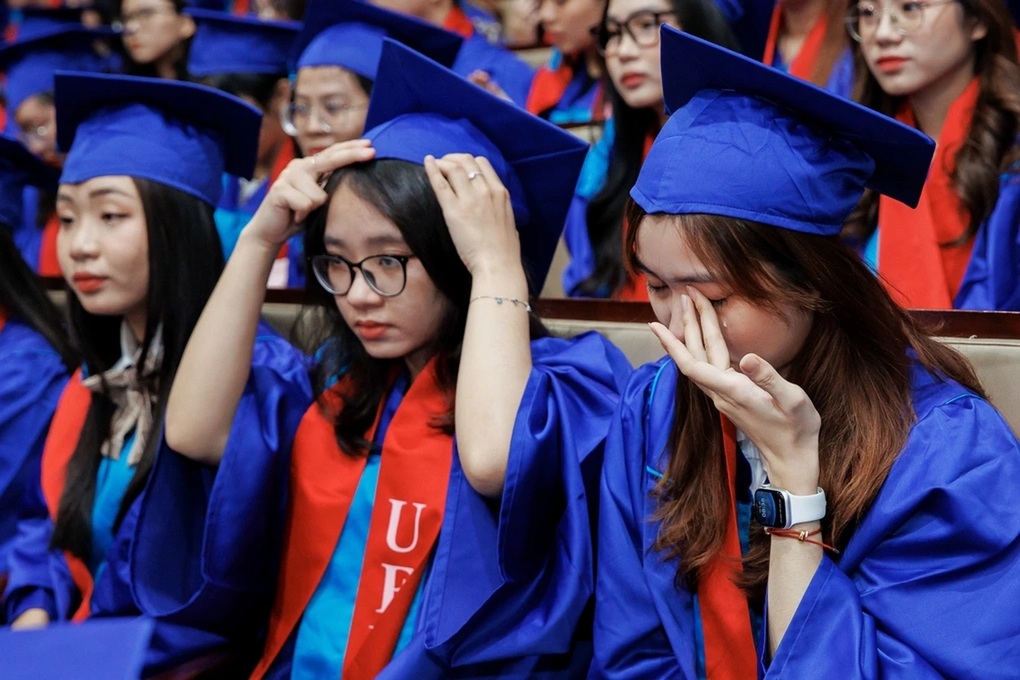 “Các bạn 2004 ổn không”, câu hỏi khiến sinh viên sắp ra trường bật khóc - 2