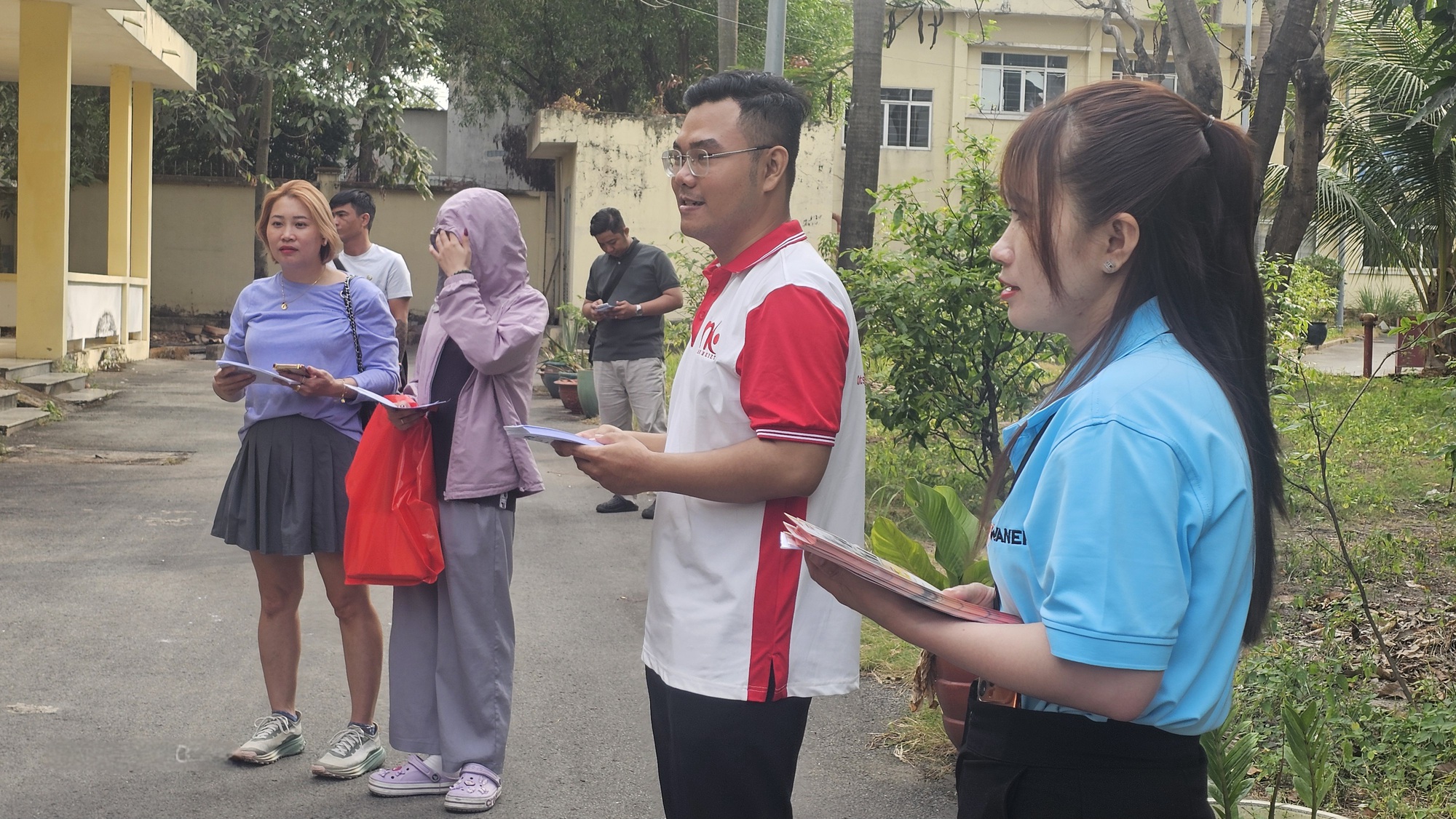 Doanh nghiệp săn đón người lao động tại Trung tâm dịch vụ việc làm Bình Dương - Ảnh 1.