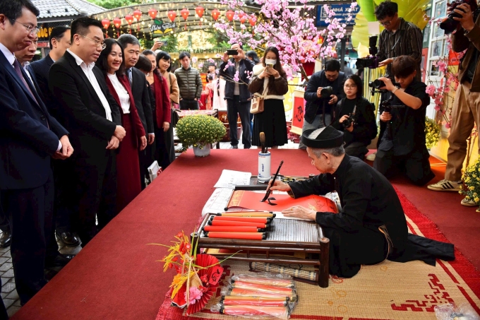 Các đại biểu và nhân dân tại lễ khai mạc Phố Sách Xuân Bính Ngọ 2026 với chủ đề Sách mở lộc xuân - Chào kỷ nguyên mới, hôm 13/2. Ảnh: Xuân Hải