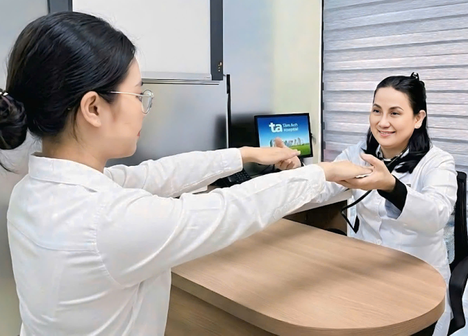 Bác sĩ Minh Đức đang khám tầm soát đột quỵ cho người bệnh. Ảnh: Bệnh viện Đa khoa Tâm Anh