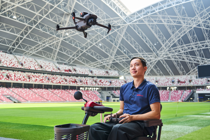 Một chuyên gia của Trung tâm Thể thao Singapore kiểm tra sân vận động bằng drone. Ảnh: SPH Media