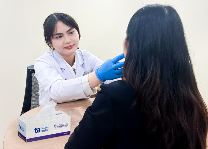 Bác sĩ Trân khám da cho người bệnh. Ảnh minh họa: Bệnh viện Đa khoa Tâm Anh